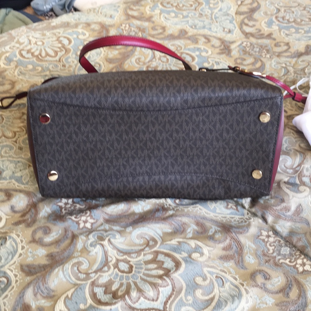 Brand new Michael kors adorable hand bag - Picture 4 of 9